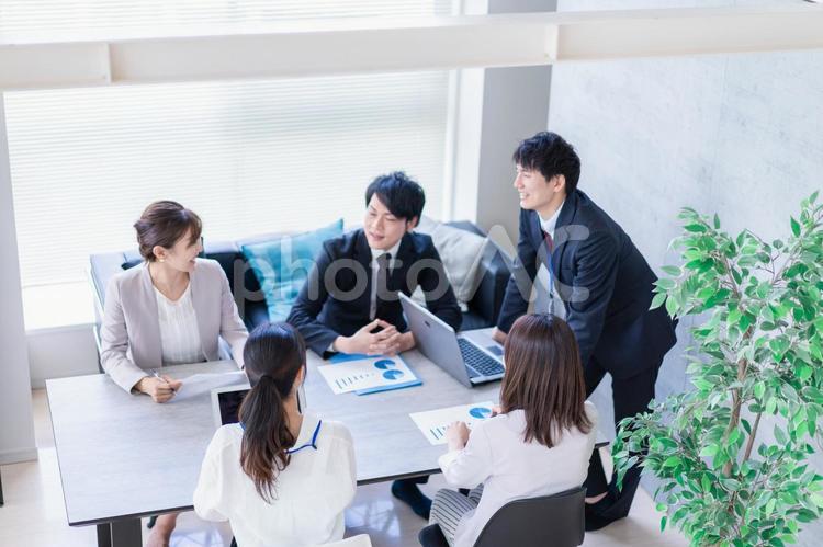綺麗なオフィスで働く若い会社員 課題,会社員,プロジェクトの写真素材