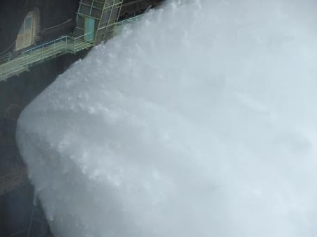 黒部ダムから放水部分 黒部ダムから放水部分の写真