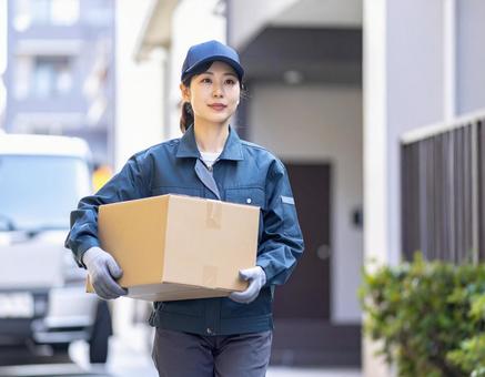 宅配ドライバーとして頑張る女性の配達風景 宅配ドライバーとして頑張る女性の配達風景の写真