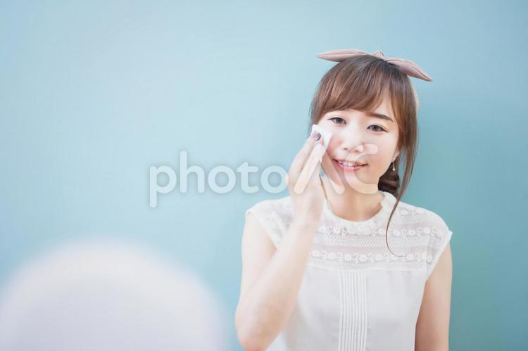 コットンで肌をケアをする女性【スキンケア】 スキンケア,保湿,女性の写真素材