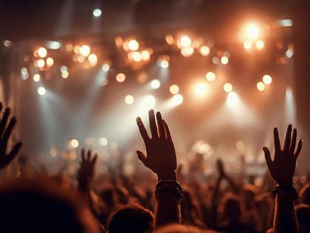 ペンライトが輝くライブの盛り上がり ペンライトが輝くライブの盛り上がりの写真