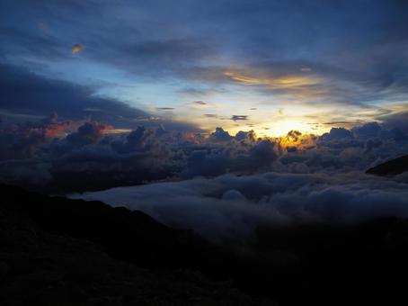 Watch the sunset over a sea of clouds from the ridge, JPG