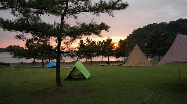 キャンプ場の夕暮れ キャンプ場の夕暮れ キャンプ,キャンプ場,夕暮れの写真素材
