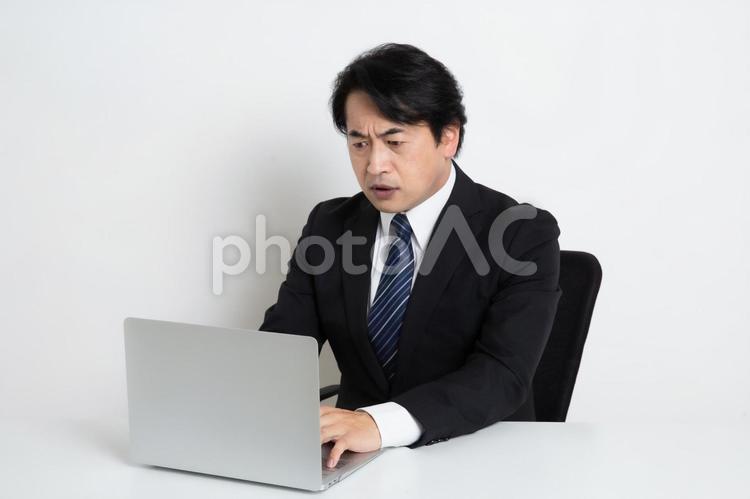 仕事のトラブルに気付いた中年のサラリーマン男性 中年,上司,会社員の写真素材