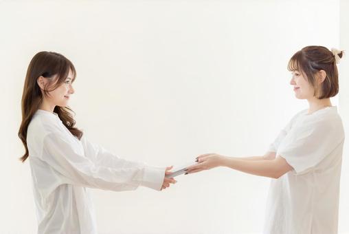 本を渡す女性 本を渡す女性 女性,屋内,ライフスタイルの写真素材