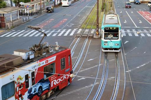 すれ違う路面電車 豊橋駅前 すれ違う路面電車 豊橋駅前 路面電車,市電,線路の写真素材