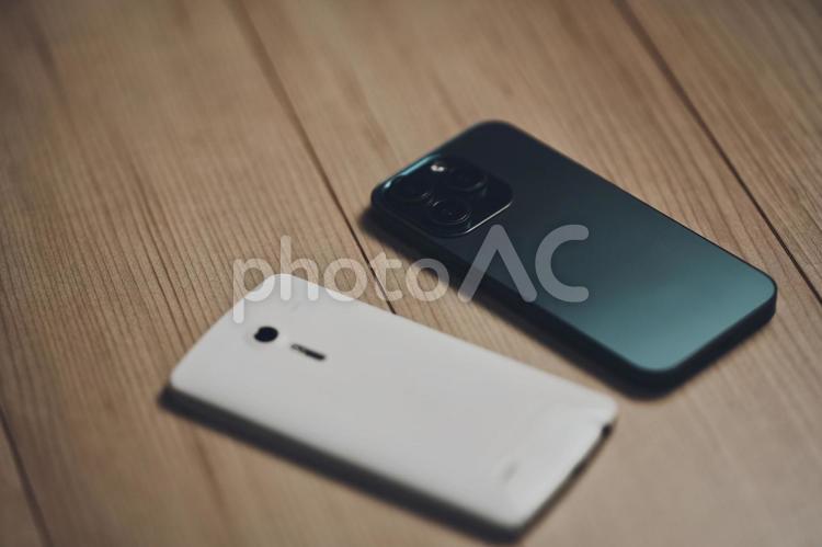 新しいスマホと古いスマホ スマホ,スマートフォン,スマートホンの写真素材