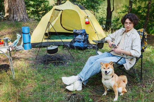 椅子に座ってくつろぐ男性と犬 男性,外国人,犬の写真素材