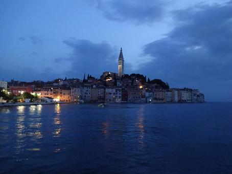 クロアチア　教会の見える海辺の夜 クロアチア,街並み,教会の写真素材