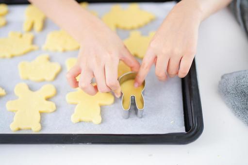 クッキー型で生地を抜く子どもの手元 クッキー,生地,型抜きの写真素材