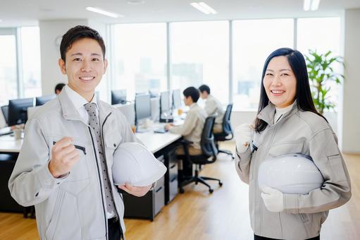 ガッツポーズする作業服の男女達 ガッツポーズする作業服の男女達 ビジネス,オフィス,会社員の写真素材