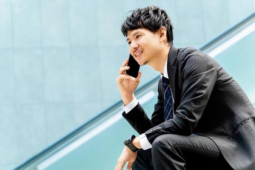 スマホで通話をする男性ビジネスマン スマホで通話をする男性ビジネスマン 男性,スマホ,スマートフォンの写真素材
