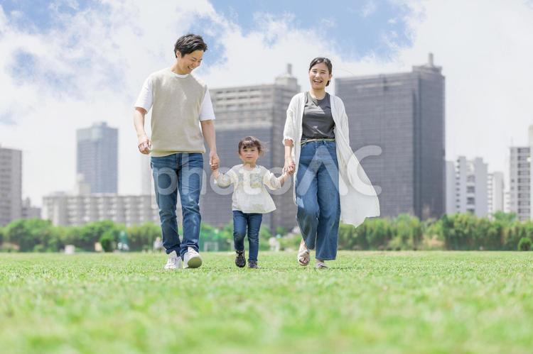 手を繋いで屋外を散歩する親子 ファミリー,人物,家族の写真素材