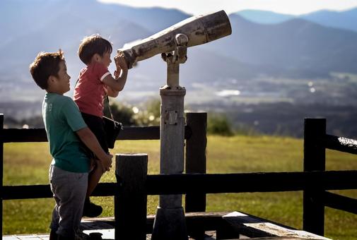 ＜人物＞山の展望台の双眼鏡で遊ぶ兄弟 子供,兄弟,小学生の写真素材