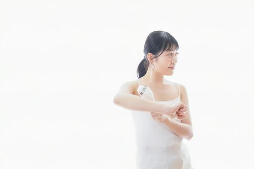 脱毛器を使う若い女性 脱毛器を使う若い女性 風呂場,ワキ毛,学生の写真素材