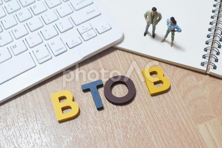 BtoBの文字とデスクで話すビジネスマン b2b,btob,ビジネスtoビジネスの写真素材
