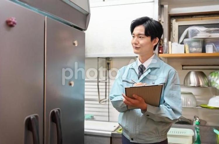 飲食店の冷蔵庫を確認する男性 飲食店,冷蔵庫,業務用の写真素材