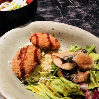 コロッケと焼きサバ定食 コロッケと焼きサバ定食の写真