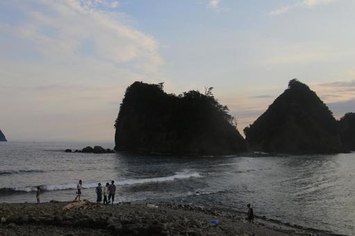 トンボロ現象の瀬浜海岸からの夕景 トンボロ現象の瀬浜海岸からの夕景の写真