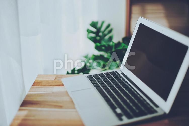 部屋に置かれたノートパソコン ノートパソコン,画面,ラップトップの写真素材