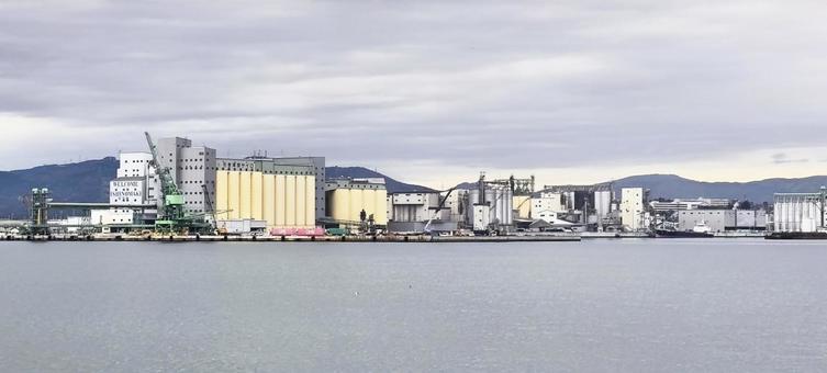 石巻港の工場（宮城県) 海,空,港の写真素材