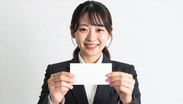 白い名刺を見せる女性(名刺部分書き換え) 白い名刺を見せる女性(名刺部分書き換え)の写真