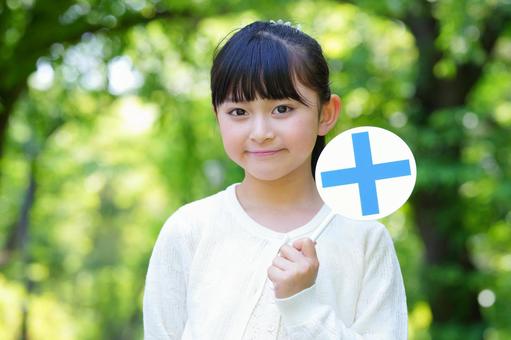 バツの札を持つ女の子 子ども,女の子,小学生の写真素材