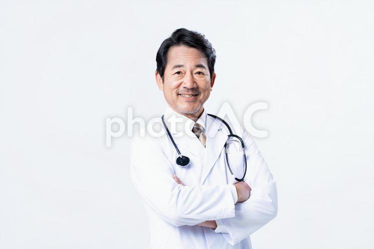 腕組みをするミドルの医師 医師,男性,医療の写真素材