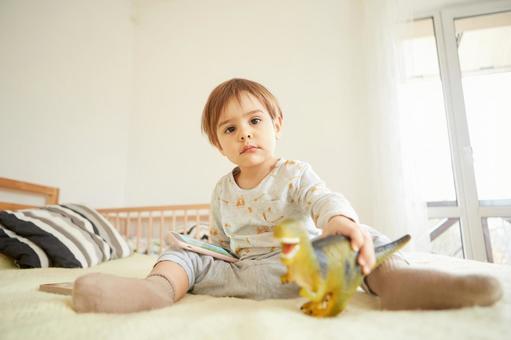 ベッドで遊ぶ男の子3 ベッドで遊ぶ男の子3の写真
