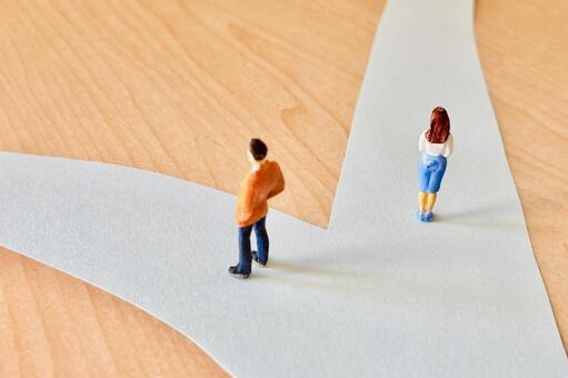 分かれ道で違う道を進む男性と女性 別れ,離婚,女性の写真素材