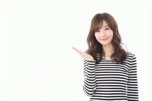 若い女性 指差し 手のひら 若い女性 指差し 手のひらの写真