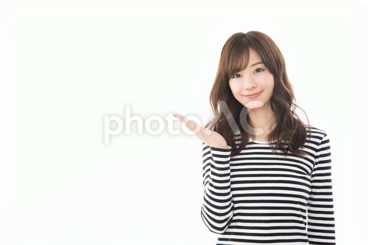 若い女性　指差し　手のひら 女性,人物,指差しの写真素材