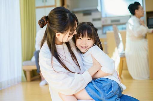 Girl playing with mom, child care, parenting, parenting, JPG