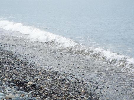 波打ち際と小石の浜辺☺︎ 波打ち際と小石の浜辺☺︎の写真