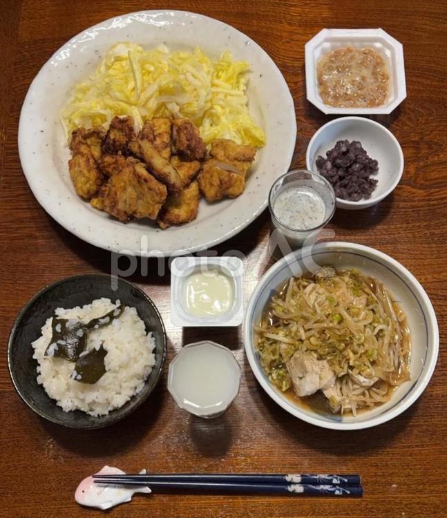 カレー玉葱麹鶏唐揚げに白菜サラダ等の夕食 夕食,ご飯,あきたこまちの写真素材