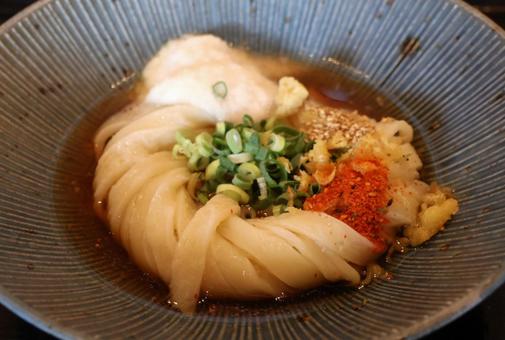 さぬきうどん店の平打ち麺の渦巻きぶっかけ さぬきうどん店の平打ち麺の渦巻きぶっかけ ぶっかけ,うどん,渦巻きの写真素材