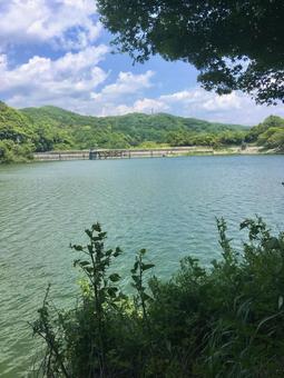 山間部の貯水池 貯水池,水辺,湖の写真素材