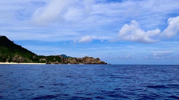 カヤックから見た慶良間諸島の海の風景 カヤックから見た慶良間諸島の海の風景 海,島,波の写真素材