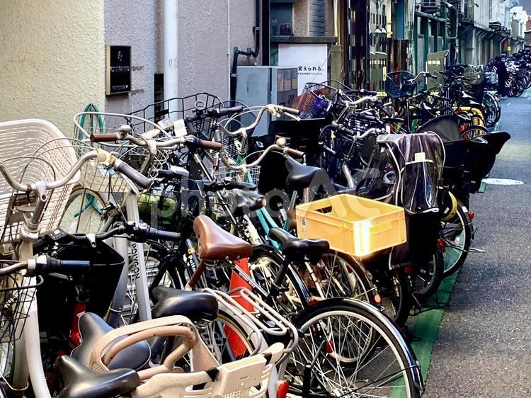 自転車　路地裏で数多ひしめく 駐輪場,街並み,混雑の写真素材