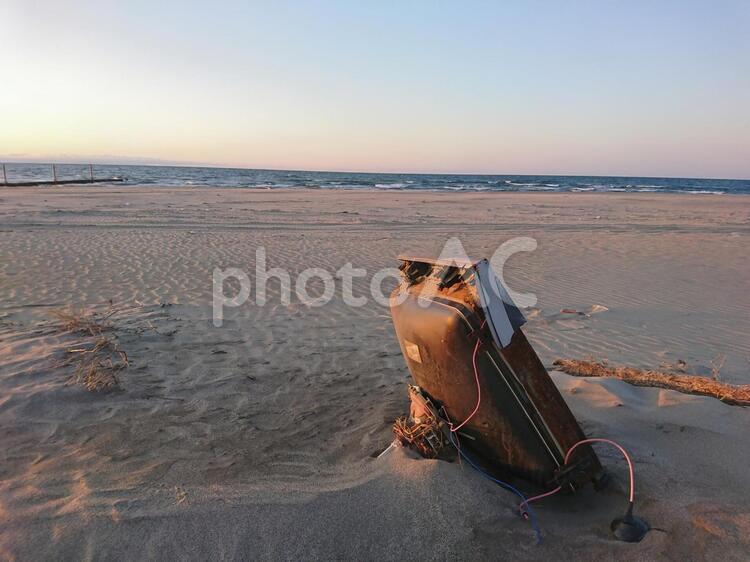 砂浜に捨てられたブラウン管 砂浜,海岸,ゴミの写真素材