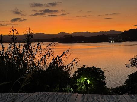 浜名湖SAの夕日と湖面の景色 浜名湖SAの夕日と湖面の景色 浜名湖,浜名湖サービスエリア,夕日の写真素材