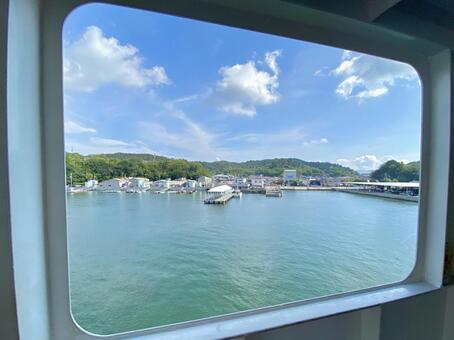 フェリーからの直島③ 直島,フェリー,青空の写真素材