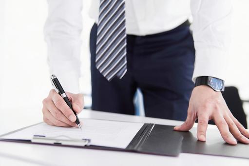 Japanese male businessman signing documents, un segno, contratto, transazione, JPG