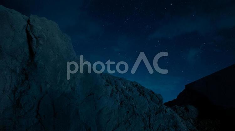 星空にそびえる大地の記憶 岩山,星空,夜空の写真素材