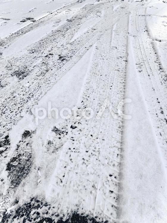 雪に残るタイヤ痕 02 雪,白雪,初雪の写真素材