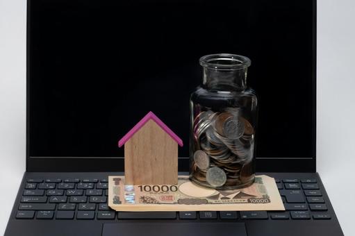 パソコンと一万円札と家型プレートと小銭 パソコンと一万円札と家型プレートと小銭 住宅ローン,マイホーム,お金の写真素材