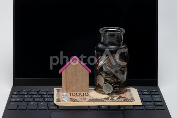 パソコンと一万円札と家型プレートと小銭 住宅ローン,マイホーム,お金の写真素材