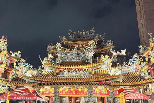 台湾 松山慈祐宮 雨の夜景 台北 台湾 松山慈祐宮 雨の夜景 台北 台湾,松山慈祐宮,台北の写真素材