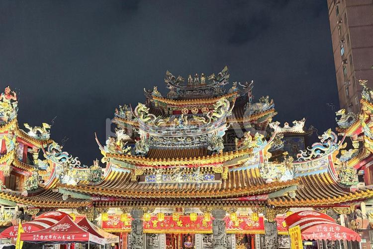 台湾　松山慈祐宮　雨の夜景　台北 台湾,松山慈祐宮,台北の写真素材