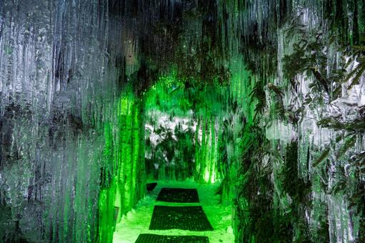 幻想的な緑のトンネルの中にある氷柱 支笏湖氷濤まつり,氷濤,北海道の写真素材
